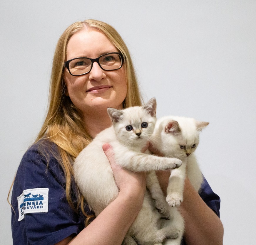 Maria med två vita kattungar i famnen