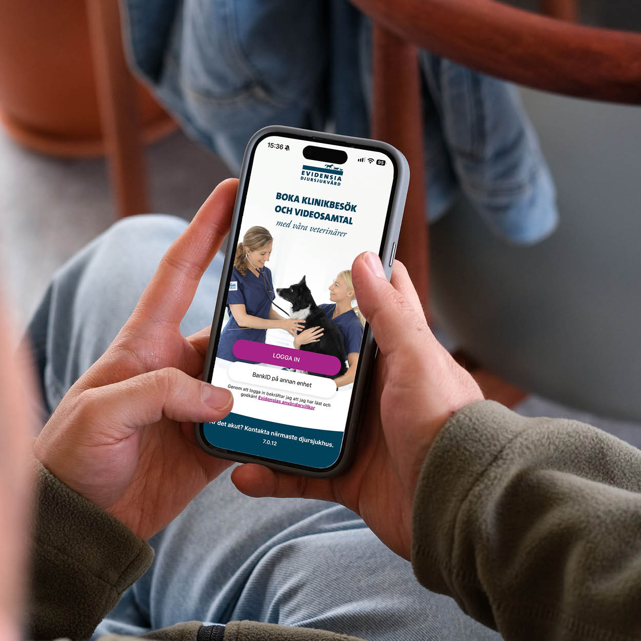 Person sitter på stol med mobiltelefon i händerna och är inne i Evidensias app