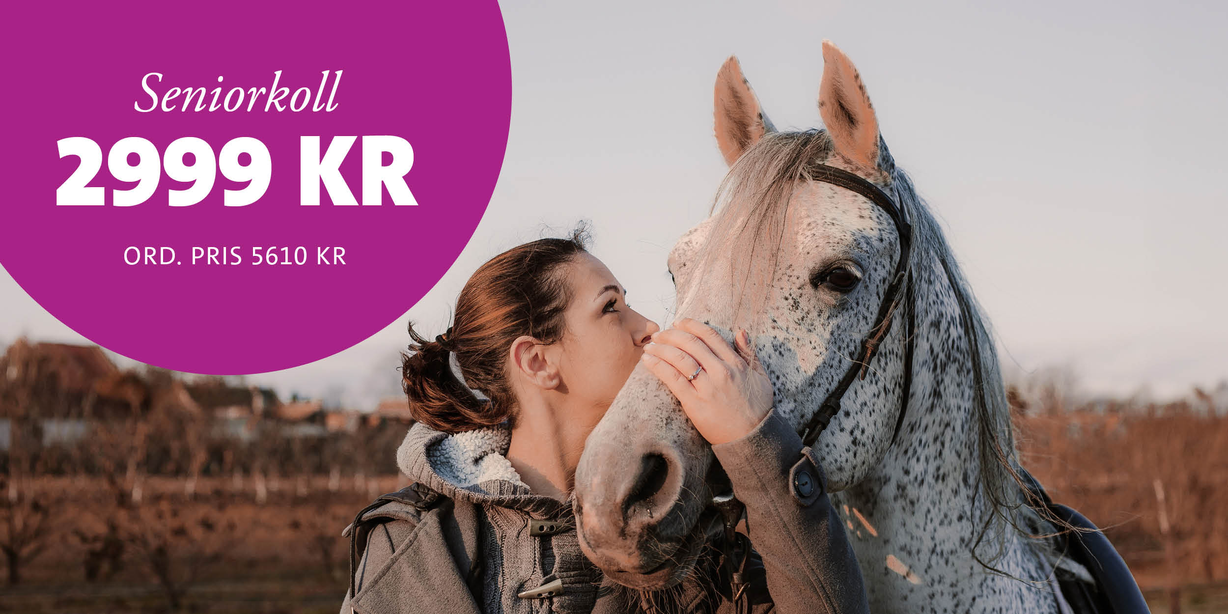 Kvinna står tillsammans med vit häst. Text: Seniorkoll 2999 kr (ord. pris 5610 kr)